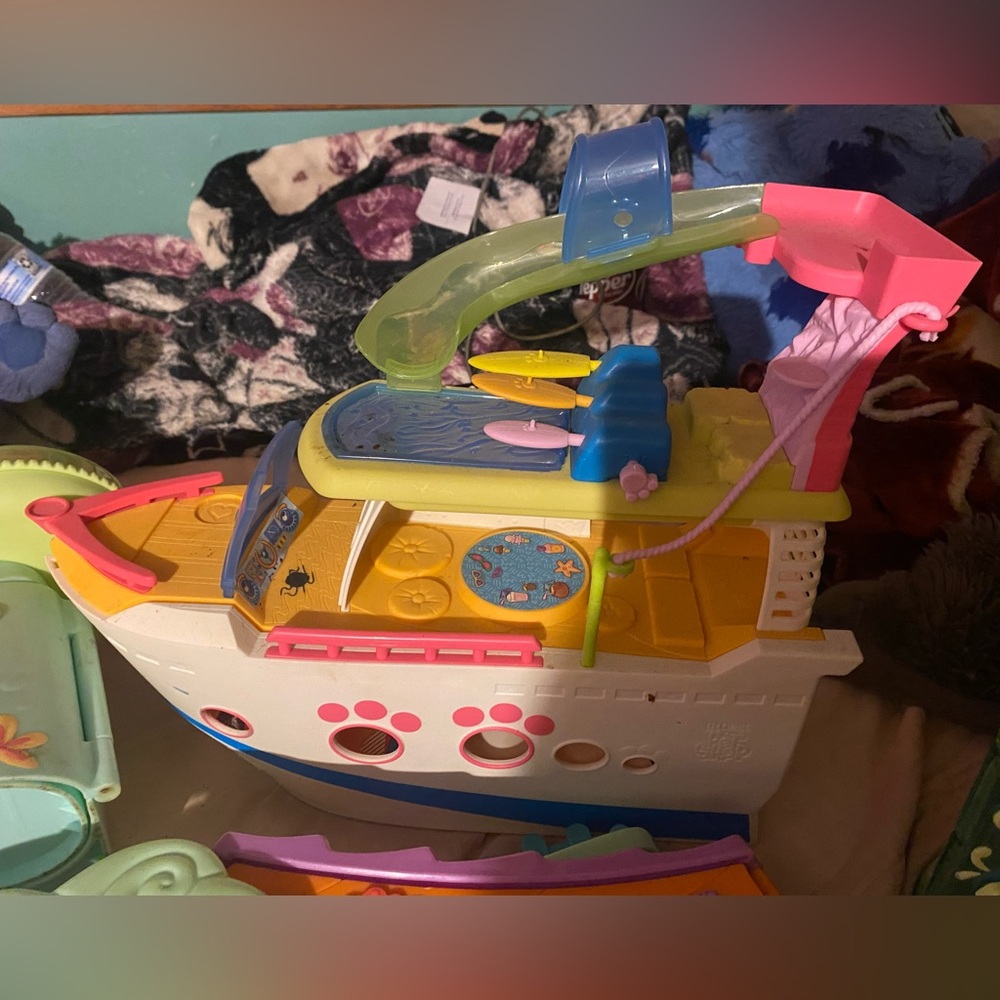 Little pet shop cruise boat